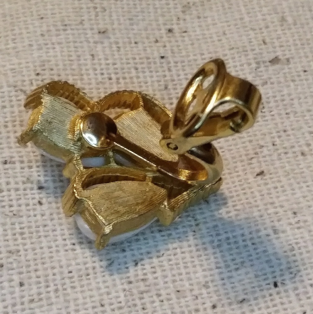 Trifari Gold Milk Teardrop Clip on Earrings Midcentury Vintage - Picture 4 of 7